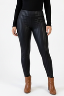 Legging 3D Peluciada Preta - Modelo Fundo Branco