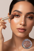 Modelo aplicando Sombra Bronze Pink 21 Glam